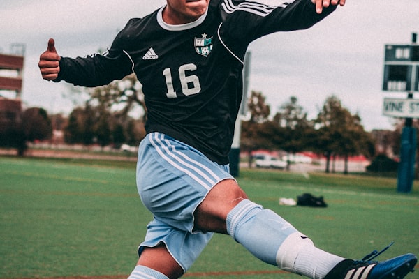 雨中足球赛，球员们不顾泥泞奋力拼抢的顽强画面