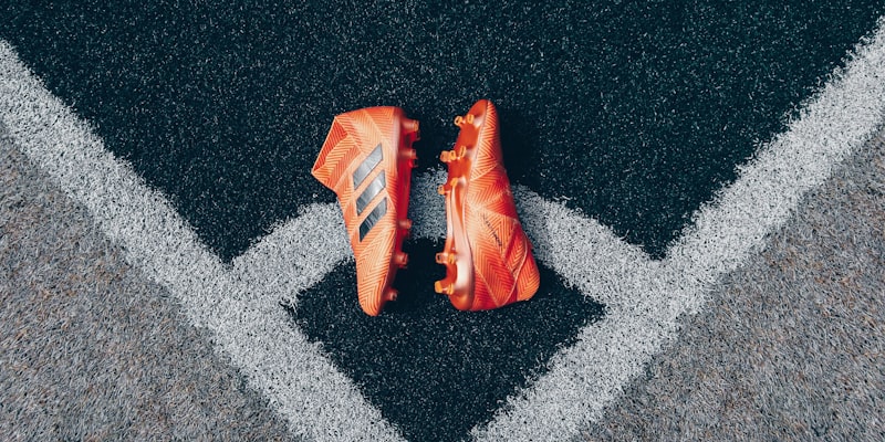 大学校园足球场上，夕阳下学生们正在进行一场友谊赛