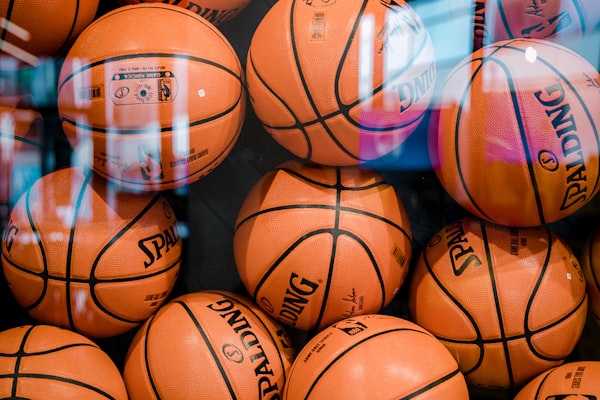 球员进球后张开双臂激情庆祝的胜利瞬间