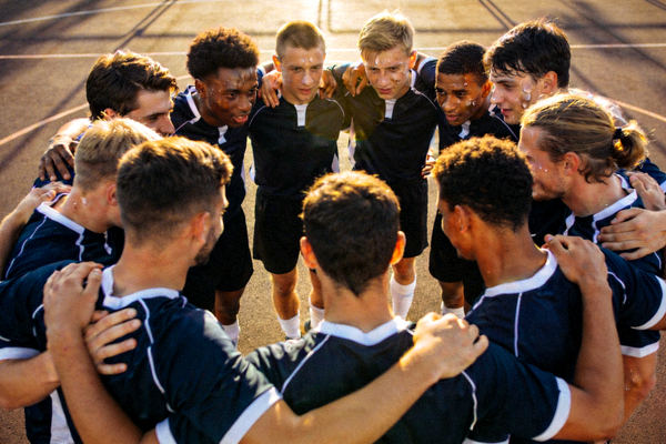 球队赛后围成一圈互相加油鼓劲的团队精神特写